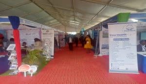 Ndani ya hema kubwa lilioko katika eneo la courtyard kuna mabanda madogomadogo yanaonyesha nembo za hospitali, bidhaa mbalimbali na mashine za kisasa zinazohusiana na teknolojia za afya.